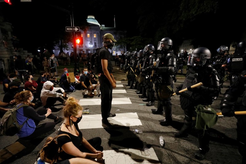 © Reuters. SIXIÈME NUIT DE COLÈRE ET DE VIOLENCES DANS DES VILLES AMÉRICAINES