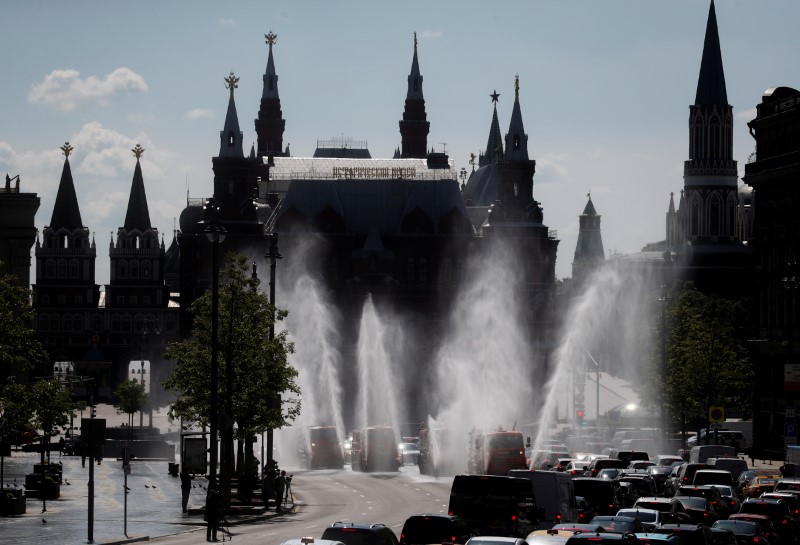 &copy; Reuters. FOTO DE ARCHIVO: Vehículos rocían desinfectante mientras desinfectan una carretera en medio del brote de coronavirus en Moscú, Rusia, el 28 de mayo de 2020
