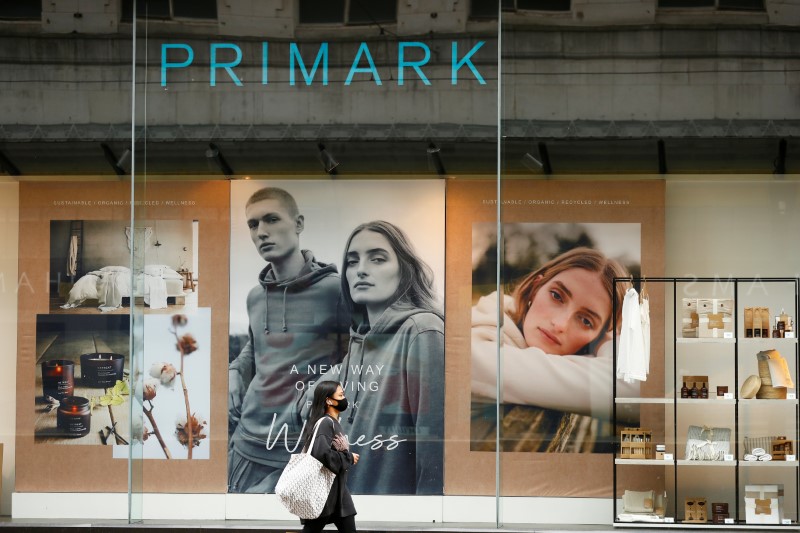 &copy; Reuters. FOTO DE ARCHIVO: Una mujer con mascarilla camina por una tienda de Primark en Manchester, Reino Unido, 26 de mayo de 2020