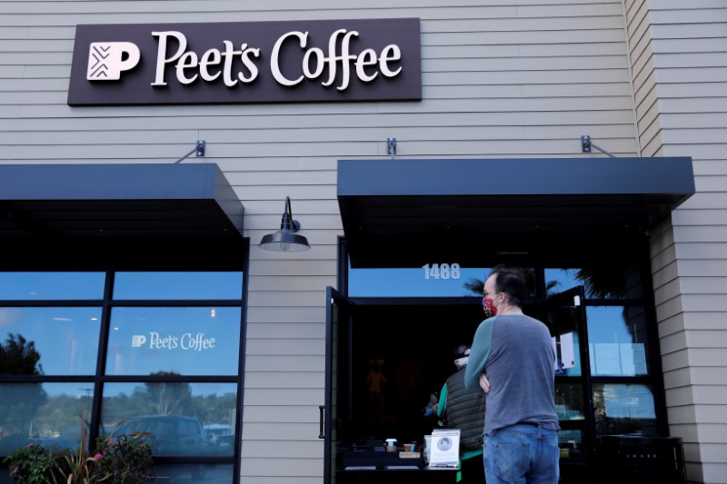 &copy; Reuters. FILE PHOTO: Customers wear masks as they wait in line at a Peet&apos;s coffee shop in Encinitas, California