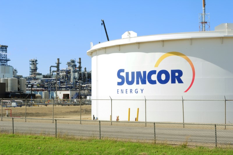 &copy; Reuters. FILE PHOTO: Suncor Energy facility is seen in Sherwood Park, Alberta