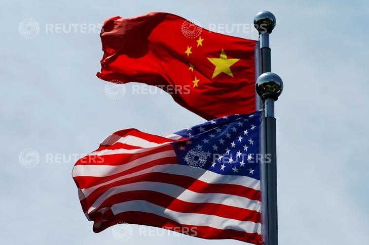 &copy; Reuters. Флаги КНР и США в Шанхае
