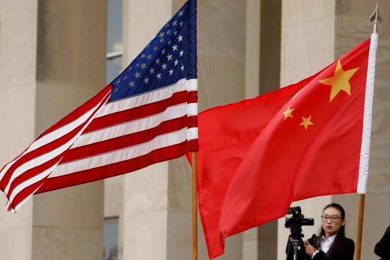 &copy; Reuters. Le bandiere degli Stati Uniti e della Cina presso il Pentagono