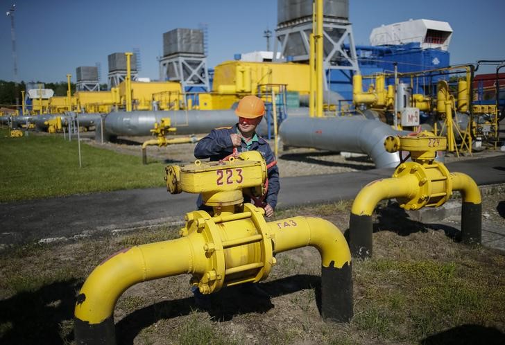 &copy; Reuters. Рабочий на подземном хранилище газа вблизи города Стрый, Украина