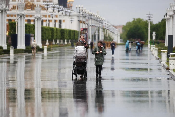 &copy; Reuters. Pessoas caminham em primeiro dia de reabertura após lockdown em Moscou