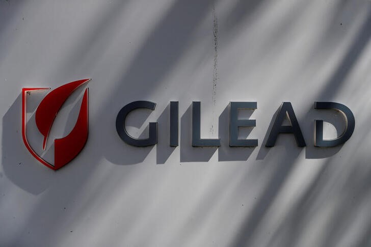 &copy; Reuters. Logo di Gilead Sciences fuori dalla sede della casa farmaceutica a Foster City, California