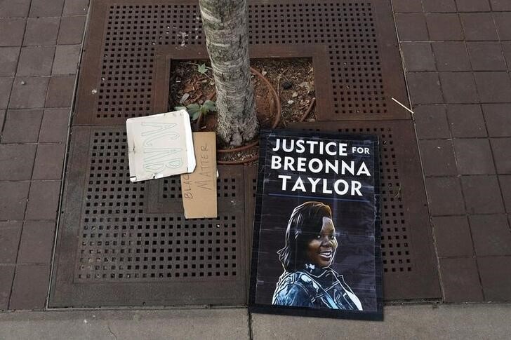 &copy; Reuters. Carteles de protesta en el centro de Atlanta por la muerte de George Floyd, un afromericano que estaba bajo custodia policial en Mineápolis