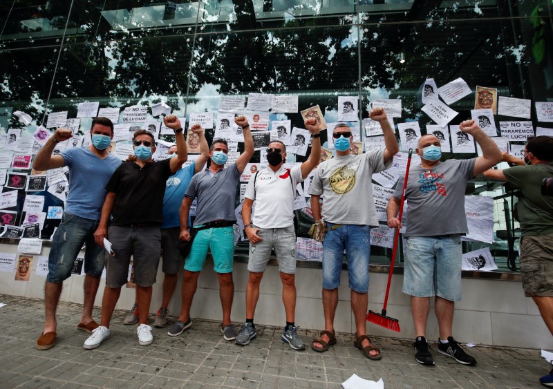 &copy; Reuters. FILE PHOTO: Protest against the closure of the Nissan factory in Barcelona