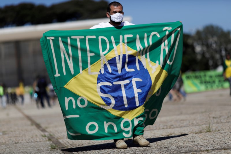 &copy; Reuters. Apoiador do presidente Jair Bolsonaro durante protesto em Brasília