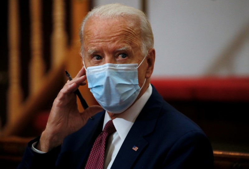 &copy; Reuters. Candidato democrata à Presidência dos EUA, Joe Biden, usa máscara durante visita à igreja em Wilmington, Delaware