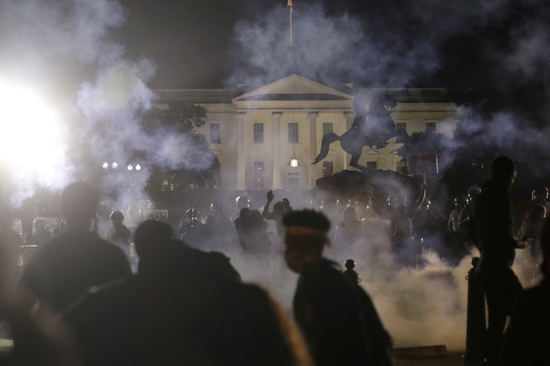 © Reuters. البيت الأبيض يدعو للالتزام بالقانون مع تصاعد العنف في احتجاجات أمريكا