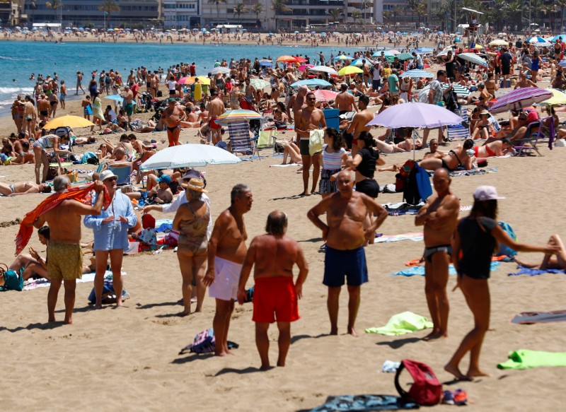 © Reuters. Vista general de la playa de Las Canteras, en Las Palmas de Gran Canaria, isla de Gran Canaria, España