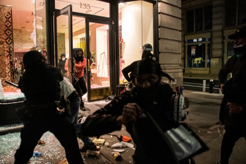 &copy; Reuters. Personas se manifiestan contra la muerte de George Floyd bajo custodia policial en Minneapolis, Nueva York