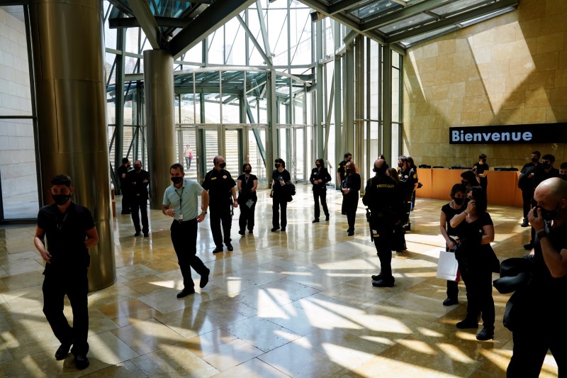 © Reuters. Security guards enter the Guggenheim Museum on the day it reopens its doors following a three-month closure, amid the coronavirus disease (COVID-19) outbreak, in Bilbao