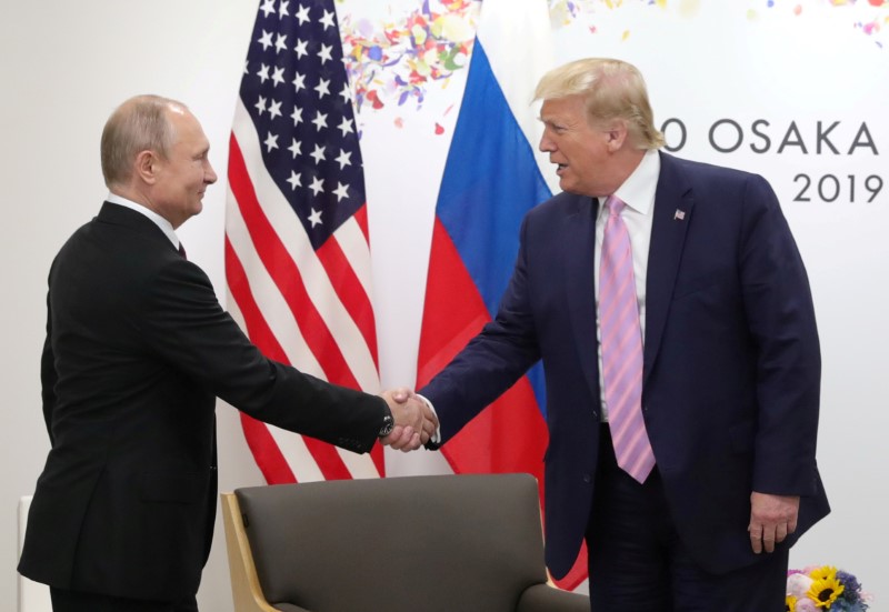 &copy; Reuters. FILE PHOTO: Russia&apos;s President Vladimir Putin and U.S. President Donald Trump attend a meeting on the sidelines of the G20 summit in Osaka