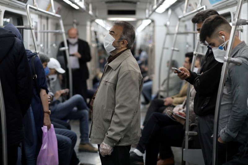 &copy; Reuters. Iranianos usam máscaras de proteção no metrô de Teerã