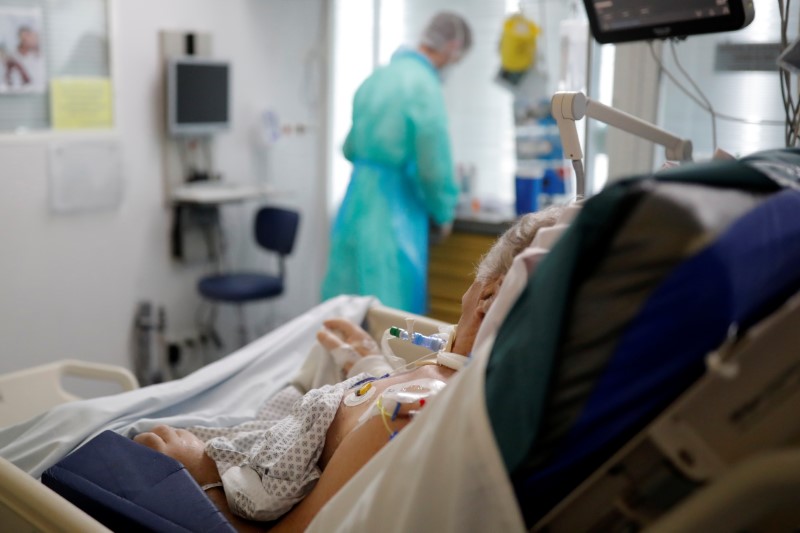 &copy; Reuters. CORONAVIRUS: LES HOSPITALISATIONS EN LÉGÈRE BAISSE EN FRANCE