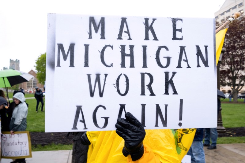 &copy; Reuters. FILE PHOTO: Protesters against the state&apos;s extended stay-at-home order demonstrate in Lansing