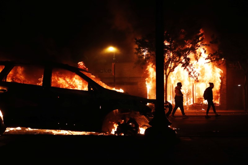 © Reuters. البيت الأبيض: الحكومة سترسل مساعدات إضافية للرد على الاحتجاجات العنيفة