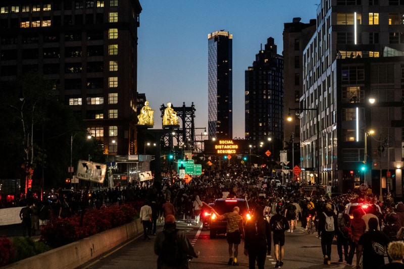 &copy; Reuters. Manifestantes marcham durante protesto em Nova York