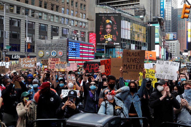 &copy; Reuters. Manifestantes protestam em Nova York contra morte de George Floyd