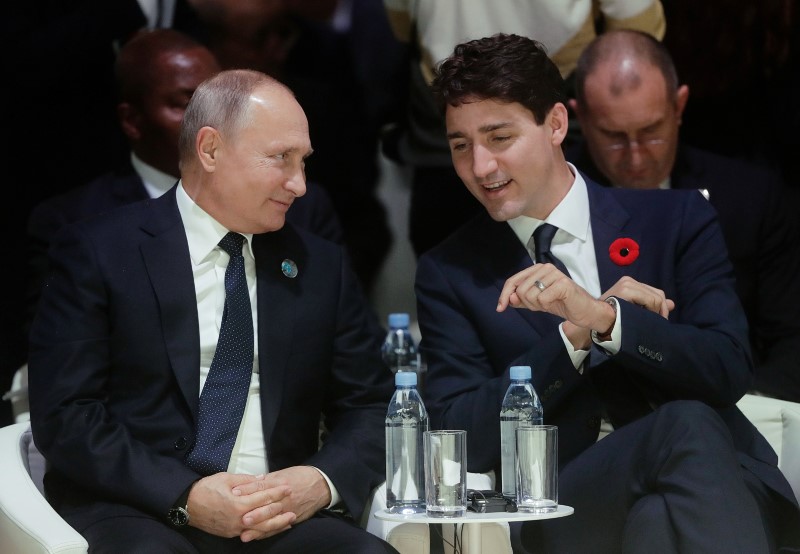&copy; Reuters. Foto de archivo del presidente de Rusia, Vladimir Putin, y del primer ministro de Canadá, Justin Trudeau, en un evento conmemorativo del armisticio de la Primera Guerra Mundial en París