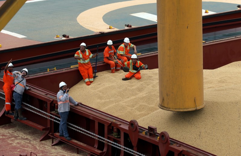 © Reuters. Navio carregado com soja para exportação no Porto de Santos (SP)