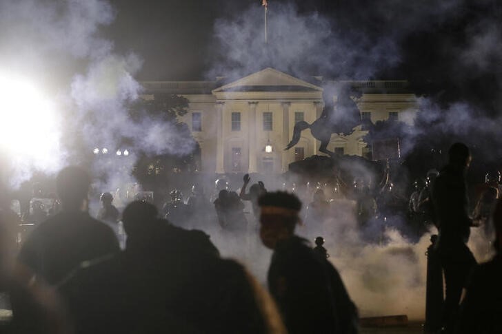 &copy; Reuters. Manifestantes protestan en la Casa Blanca contra la muerte de George Floyd mientras se encontraba bajo custodia de la policía en Mineápolis, en Washington