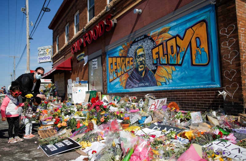 © Reuters. A makeshift memorial honoring George Floyd in Minneapolis