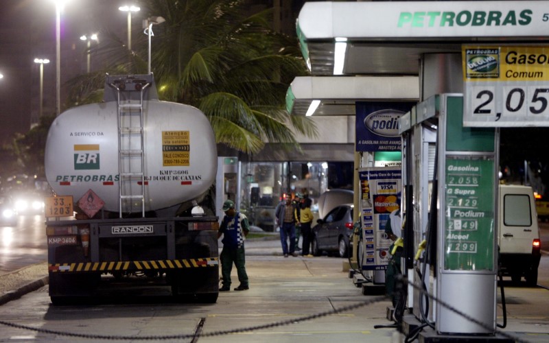 &copy; Reuters. Caminhão-tanque descarrega combustível em posto no Rio de Janeiro (RJ)