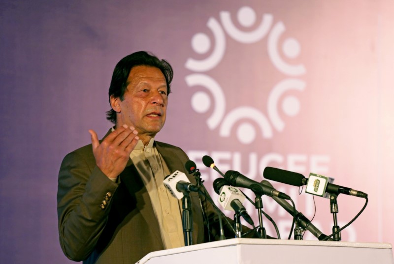 © Reuters. رئيس وزراء باكستان يدافع عن رفع العزل العام ويحث الناس على التعايش مع الفيروس