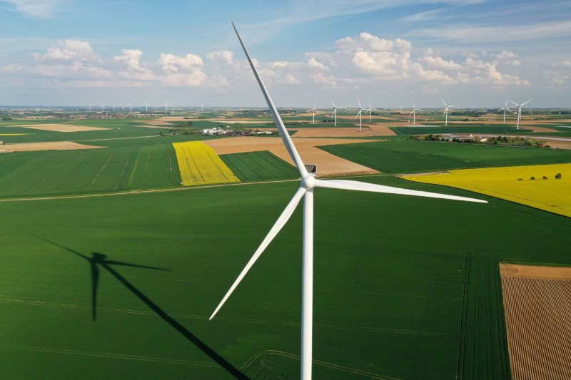 &copy; Reuters. FILE PHOTO: An aerial view shows power-generating windmill turbines in a wind farm in Graincourt-les-Havrincourt