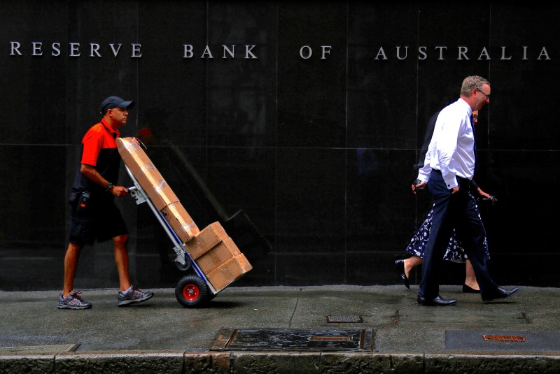 &copy; Reuters. A worker pushing a trolley walks with pedestrians past the Reserve Bank of Australia (RBA) head office in central Sydney