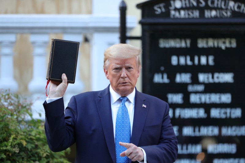 &copy; Reuters. El presidente de EEUU Donald Trump sostiene una Biblia frente a la Iglesia Episcopal de San Juan en Minneapolis, en las afueras de la Casa Blanca en Washington, EEUU, el 1 de junio de 2020