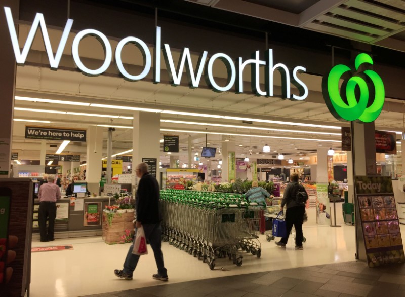 &copy; Reuters. FILE PHOTO: Shoppers walk into a Woolworths supermarket in Sydney