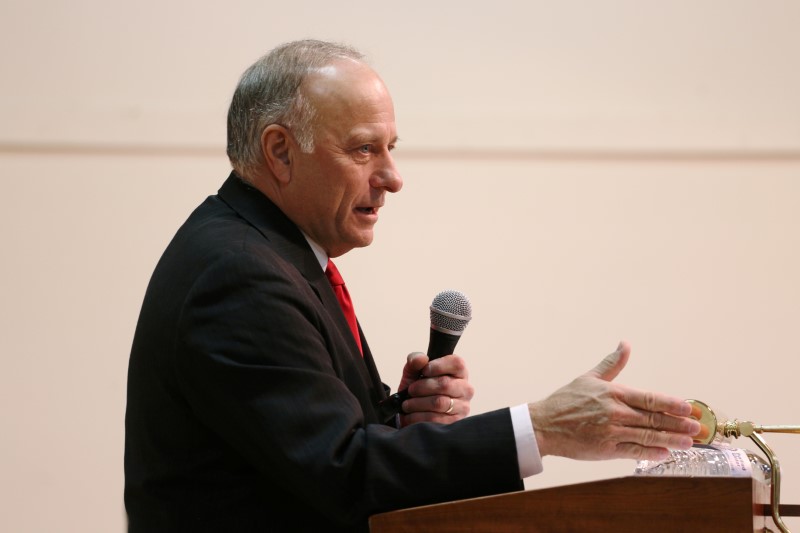 © Reuters. FILE PHOTO: Steve King speaks during a town hall in Primghar