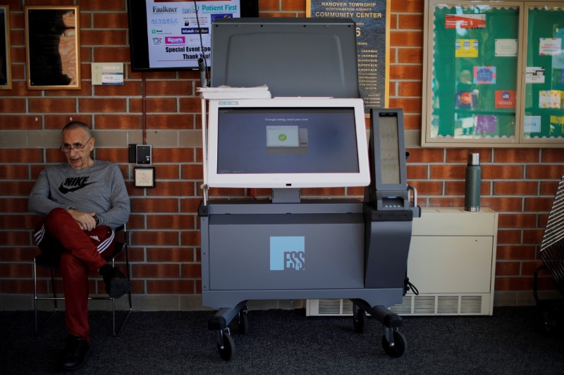 &copy; Reuters. FOTO DE ARCHVIO: Bernie O&apos;Hare, un encargado de la escuela electoral, espera para ayudar a los votantes a usar una nueva máquina de votación ExpressVote XL de Election Systems &amp; Software, durante una demostración en Hanover Township, Pensilvan