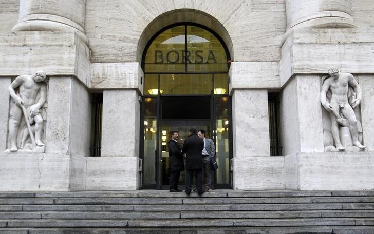 &copy; Reuters. Un gruppo di persone davanti alla sede della Borsa di Milano, in centro a Milano