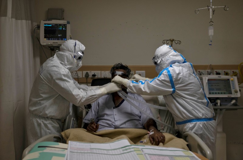 &copy; Reuters. FILE PHOTO: Medical workers treat patients infected with the coronavirus disease (COVID-19) at a hospital in New Delhi