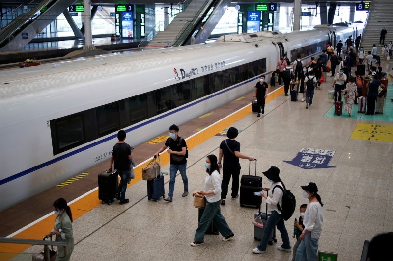 &copy; Reuters. Pessoas com máscara de proteção na estação ferroviária de Wuhan, na China