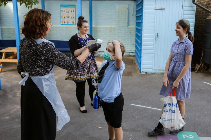&copy; Reuters. Crianças retornam à escola em Fullham, no oeste de Londres