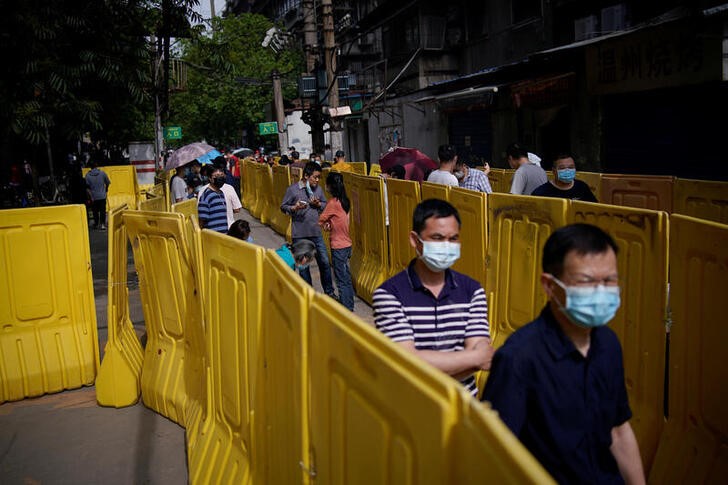 &copy; Reuters. 中国武漢市、無症状感染者300人確認　全市民対象のコロナ検査