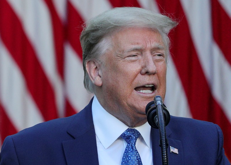 &copy; Reuters. FOTO DE ARCHIVO: El presidente de los Estados Unidos Donald Trump en una rueda de prensa sobre las continuas protestas por la desigualdad racial tras la muerte de George Floyd en Minneapolis, en el Rose Garden de la Casa Blanca en Washington, EEUU