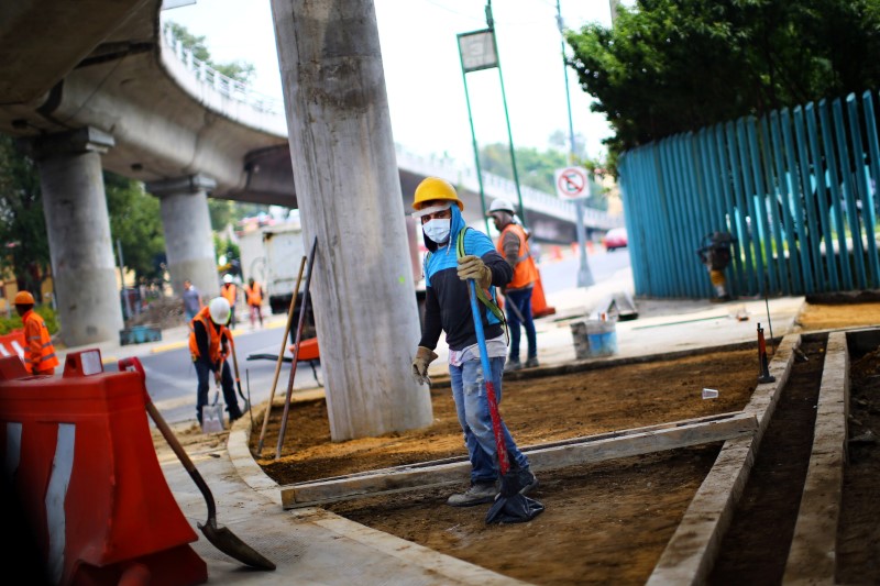 &copy; Reuters. Imagen de archivo. Un trabajador de la construcción con máscara facial protectora en la Ciudad de México.