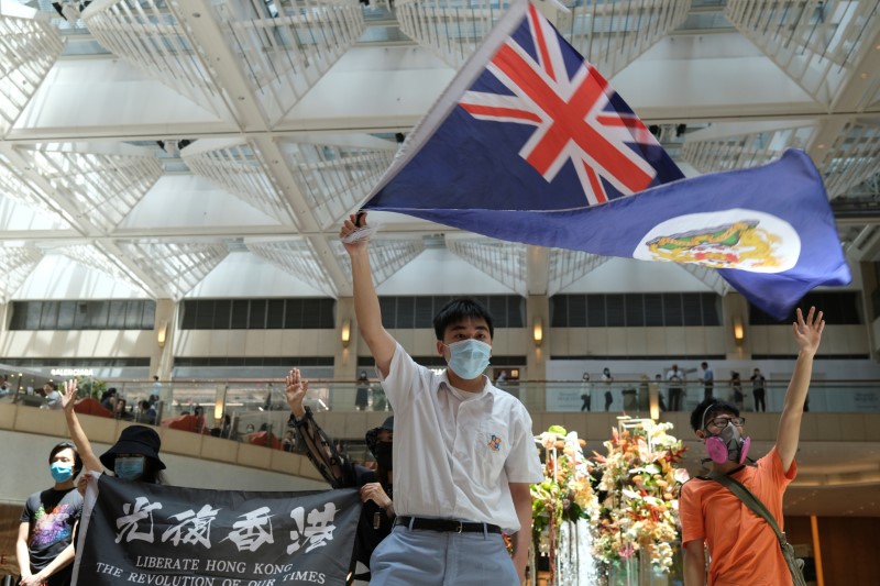 &copy; Reuters. Manifestante pró-democracia acena bandeira da era colonial britânica em Hong Kong