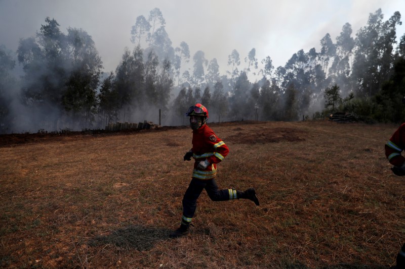 &copy; Reuters. Bombeiro durante ação de combate a incêndio florestal em Portugal