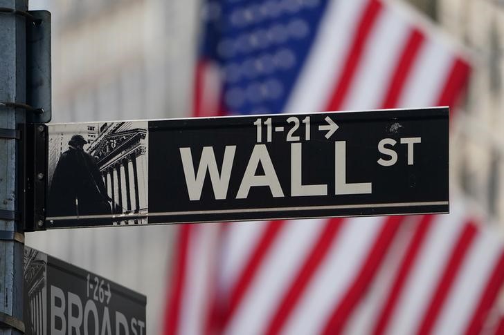 &copy; Reuters. Il cartello di Wall Street presso nel quartiere di Manhattan a New York City