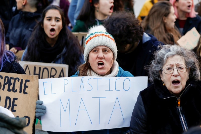 &copy; Reuters. FILE PHOTO: Climate change activists gather to demand that Spain&apos;s next government takes action on climate issues, in Madrid