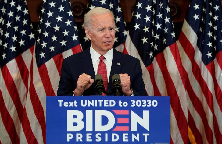 &copy; Reuters. El candidato demócrata a la Presidencia de Estados Unidos, Joe Biden, habla durante un acto en Filadelfia, EEUU.