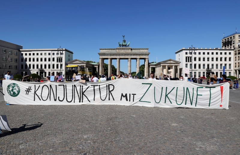 &copy; Reuters. FILE PHOTO: Protests amid the spread of the coronavirus disease (COVID-19) in Berlin